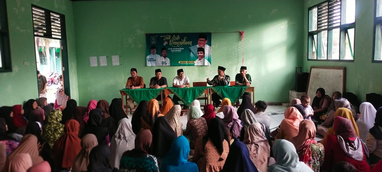 Idham Arshad dan pengurus PKB membagikan Zakat Mal . Sumber foto: Istimewa