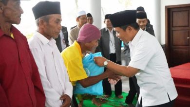 Guru TK Lumajang Salurkan Paket Lebaran untuk Korban Erupsi Semeru