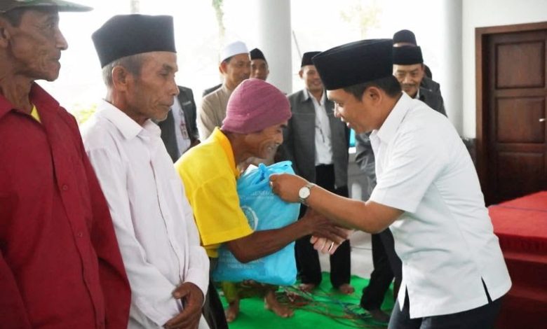 Guru TK Lumajang Salurkan Paket Lebaran untuk Korban Erupsi Semeru