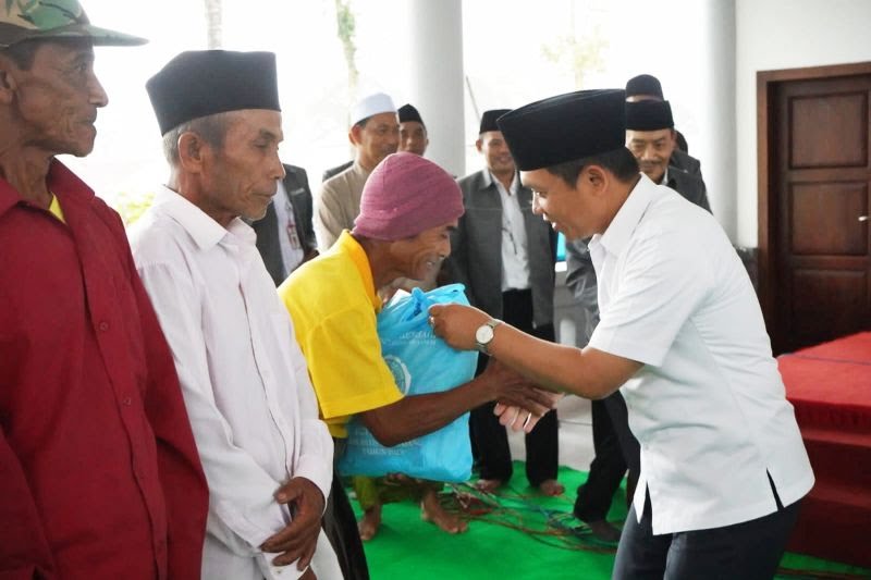 Guru TK Lumajang Salurkan Paket Lebaran untuk Korban Erupsi Semeru