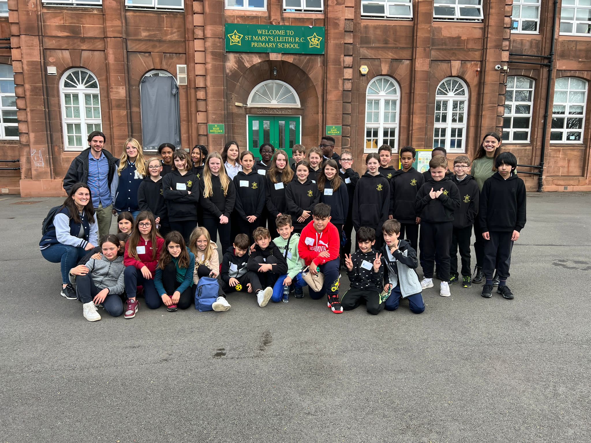 Anak-anak sekolah di Italia berfose bersama. Sumber foto: Twitter @st_marys_Leith