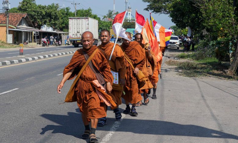 Mengenal tradisi Thudong para Bhante dari Thailand menunju Candi Borobudur