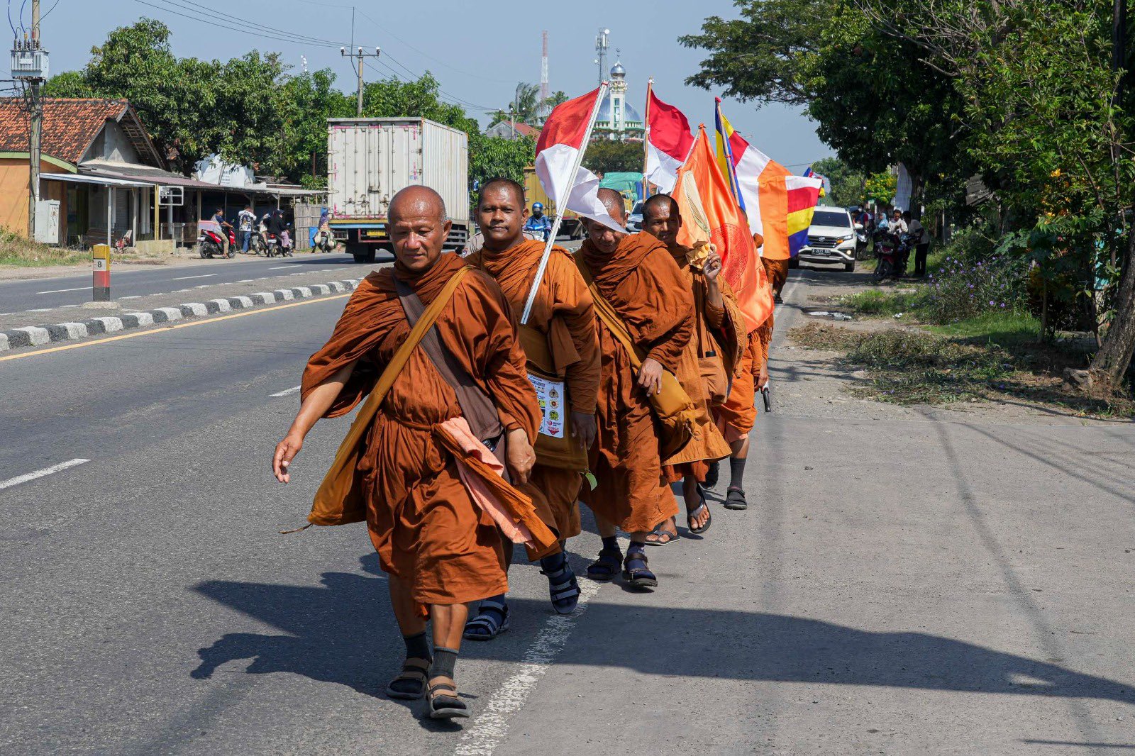 Mengenal Tradisi Thudong Para Bhante Dari Thailand Menunju Candi