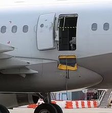 Gambar Pintu Pesawat Asiana Airlines terbuka. Sumber Foto: Twitter @MikeSington