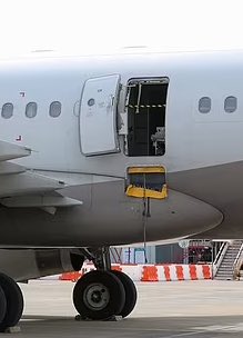 Gambar Pintu Pesawat Asiana Airlines terbuka. Sumber Foto: Twitter @MikeSington