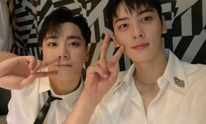 Anggota ASTRO, Moonbin dan Cha Eun Woo Sumber Foto: Twitter @offclASTRO