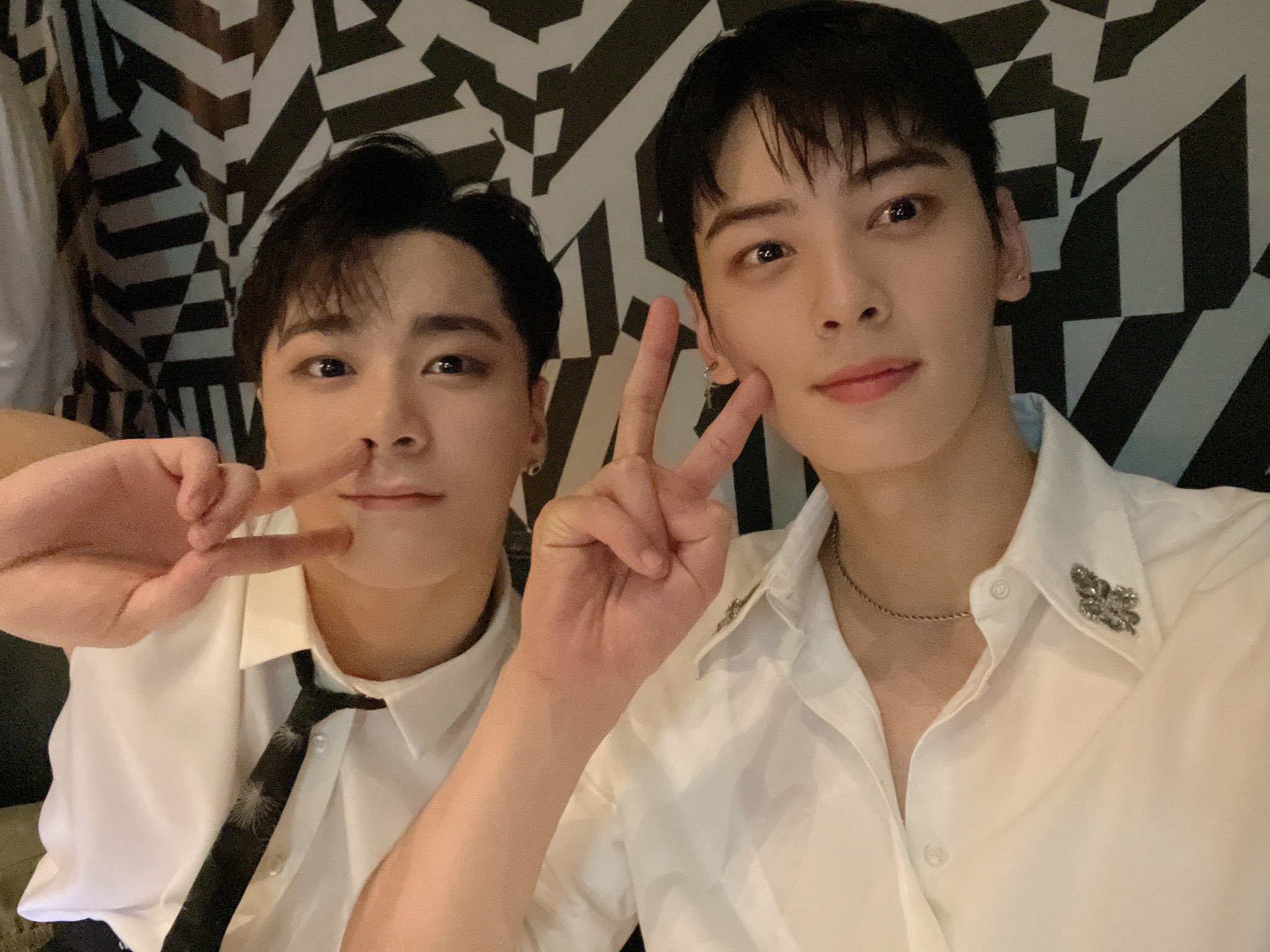 Anggota ASTRO, Moonbin dan Cha Eun Woo Sumber Foto: Twitter @offclASTRO