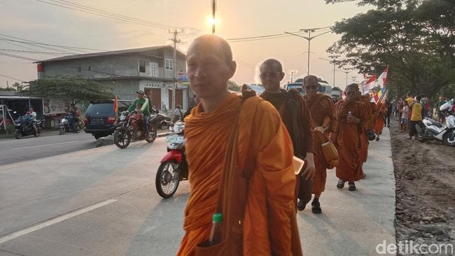 Perjalanan 32 Bikkhu menuju Candi Borobudur Sumber foto: @youngbuddhistassociation.