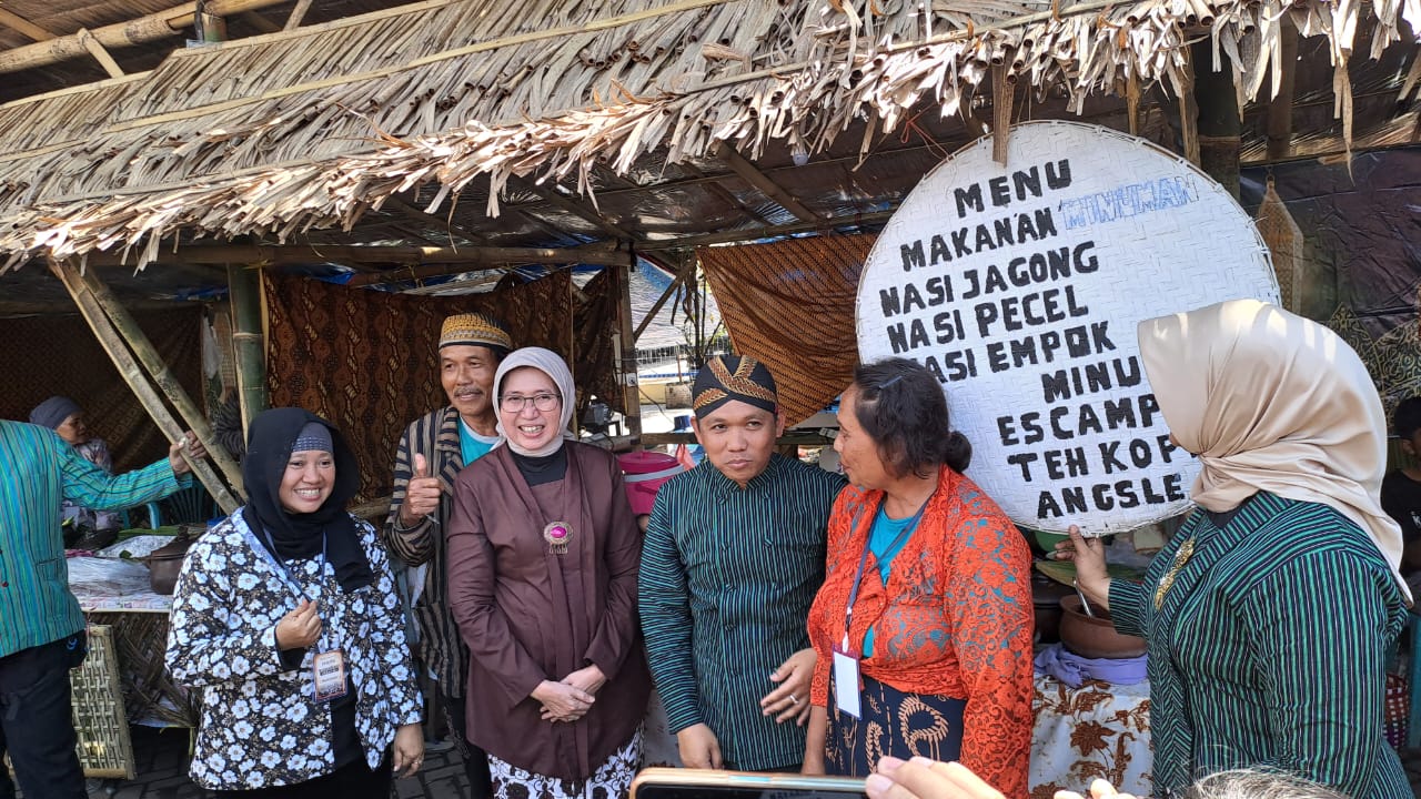 Bupati dan Wakil Bupati saat berfoto disalah satu stand Loemadjang Mbiyen. Sumber foto: Pemkab Lumajang.