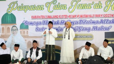 Chak Torik dan Bunda Indah Memberikan masukan saat pembekalan calon jemaah haji. Sumber foto:Lumajang.kab.go.id