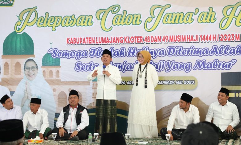 Chak Torik dan Bunda Indah Memberikan masukan saat pembekalan calon jemaah haji. Sumber foto:Lumajang.kab.go.id