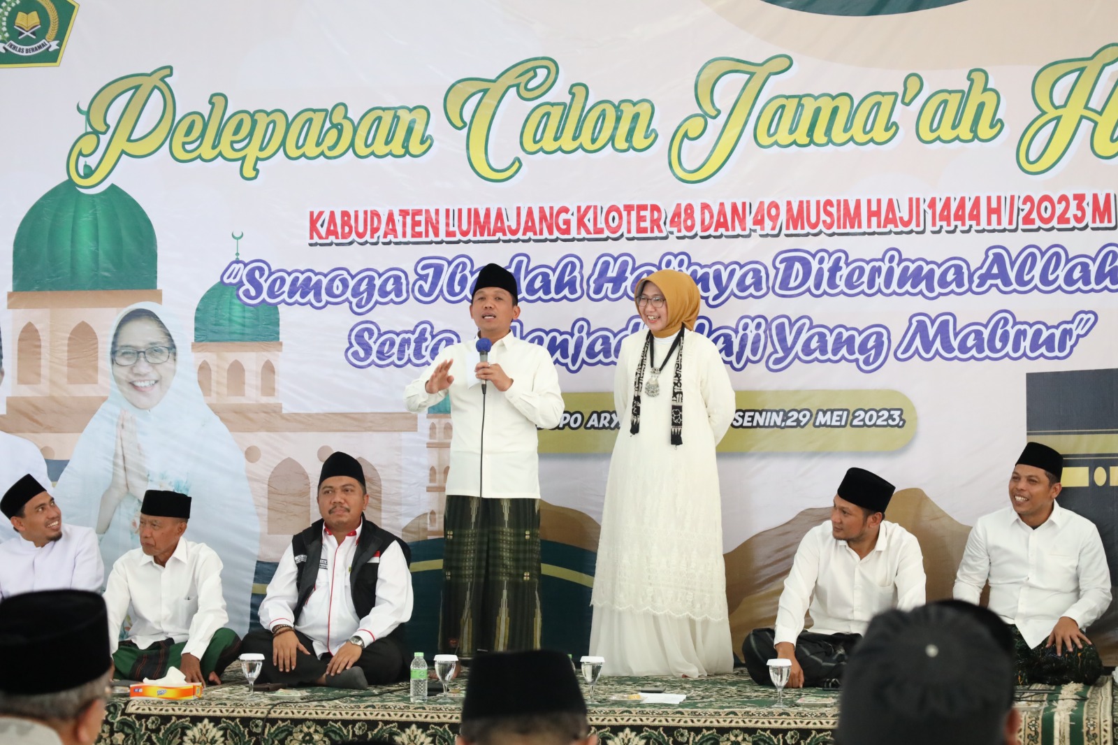 Chak Torik dan Bunda Indah Memberikan masukan saat pembekalan calon jemaah haji. Sumber foto:Lumajang.kab.go.id