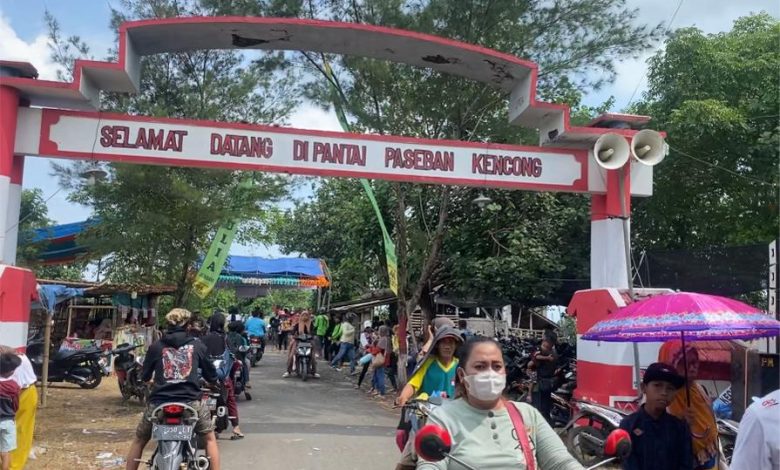 Lebaran Ketupat, Pantai Paseban Kencong Dibanjiri Wisatawan