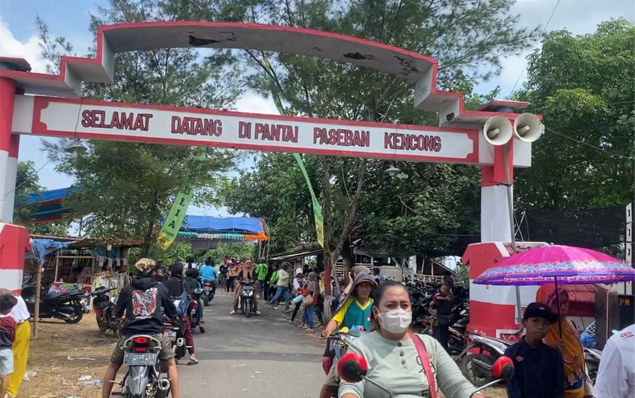 Lebaran Ketupat, Pantai Paseban Kencong Dibanjiri Wisatawan