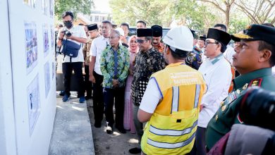 Mahfud MD (Menko Polhukam) dan Baddrut Tamam (Bupati Pamekasan) meninjau realisasi pasar kolpajung. Sumber foto:Pamekasan.kab.go.id