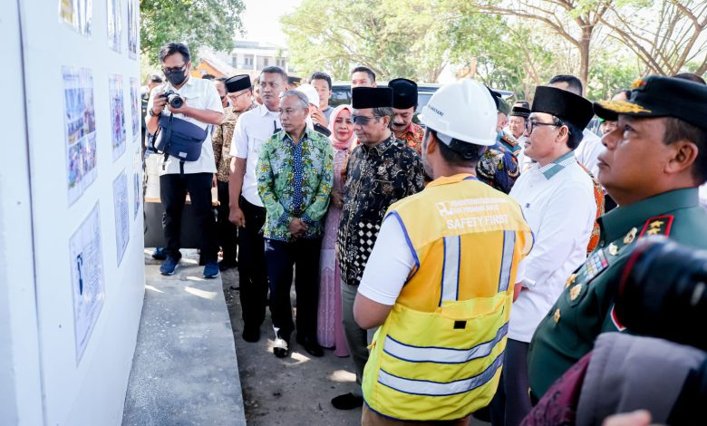 Mahfud MD (Menko Polhukam) dan Baddrut Tamam (Bupati Pamekasan) meninjau realisasi pasar kolpajung. Sumber foto:Pamekasan.kab.go.id