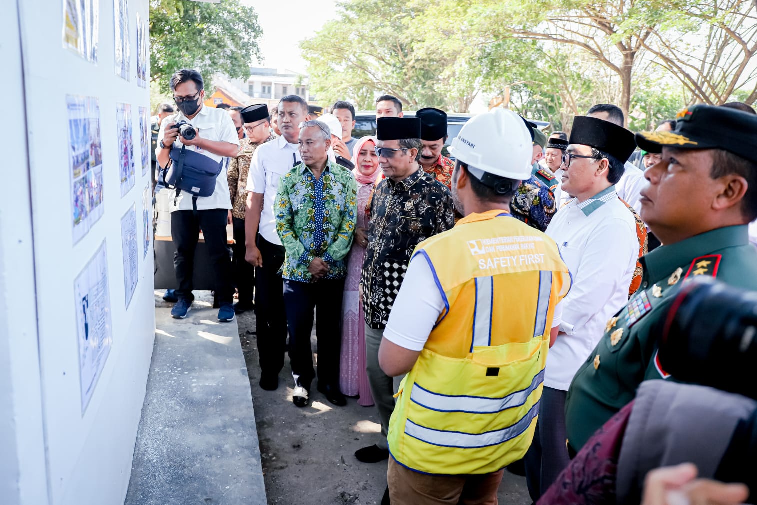 Mahfud MD (Menko Polhukam) dan Baddrut Tamam (Bupati Pamekasan) meninjau realisasi pasar kolpajung. Sumber foto:Pamekasan.kab.go.id