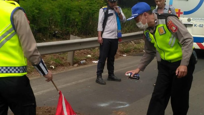 Polisi olah TKP kecelakaan menewaskan pengemudi mobil di Tol Kapuk. Sumber Foto: Polri go.id