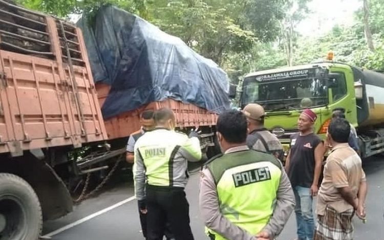 Polisi saat mengatur lalu lintas di jalur Gumitir Jember-Banyuwangi. Sumber Foto: Dok Kasatlantas Polresta Banyuwangi.