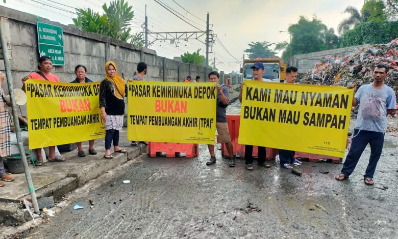 Protes Pedagang Pasar Kemiri Muka agar sampah diangkut. Sumber foto: @Depokpeduli