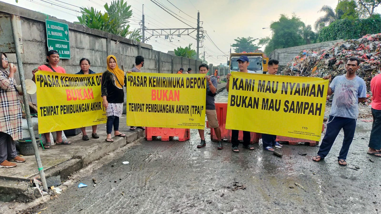 Protes Pedagang Pasar Kemiri Muka agar sampah diangkut. Sumber foto: @Depokpeduli