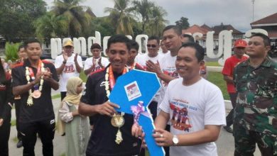 Thoriqul Haq, Bupati Lumajang, berikan hadiah rumah kepada atlet MTB. Sumber foto: Dok Pemkab Lumajang