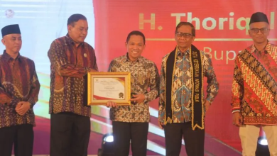 Thoriqul Haq (Bupati Lumajang) menerima penghargaan Anugerah Upakarti Tinarbuka Artheswara Terbaik Ke-2 Kategori Bupati Tahun 2023. Sumber Foto: Diskominfo Lumajang
