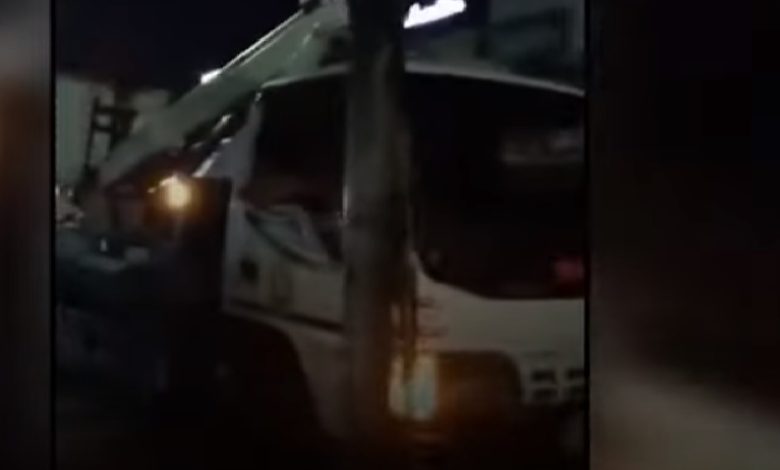 Tangkapan Layar Truck Craine Pemkot Bandar Lampung di gunakan untuk pasang bendera Nasdem. Sumber foto: youtube @ForumKeadilanTV