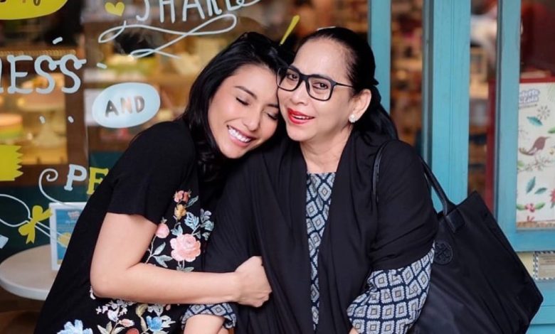 Tyas Mirasih dan Ibunda. Sumber foto: Instagram @tyasmirasih