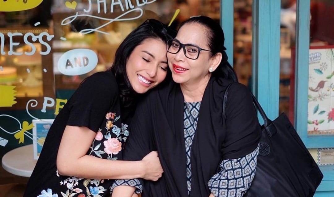 Tyas Mirasih dan Ibunda. Sumber foto: Instagram @tyasmirasih