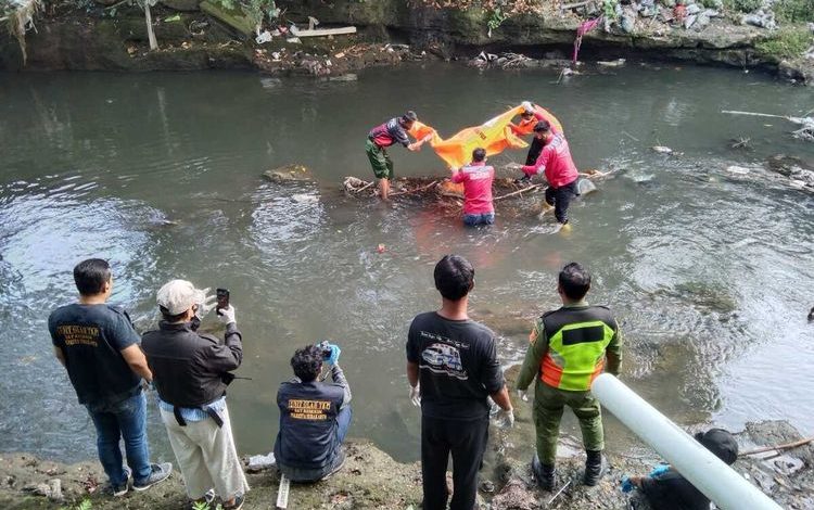 Evakuasi potongan tubuh manusia hanyut di Kali Premulung, Perbatasan. Sumber foto: Dok. Polres Sukoharjo