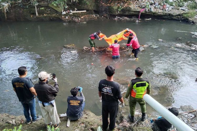 Evakuasi potongan tubuh manusia hanyut di Kali Premulung, Perbatasan. Sumber foto: Dok. Polres Sukoharjo