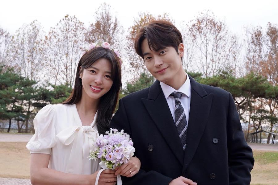 Selebriti Korea Selatan, Uhm Hyun Kyung dan Cha Seo Won Sumber Foto: Soompi