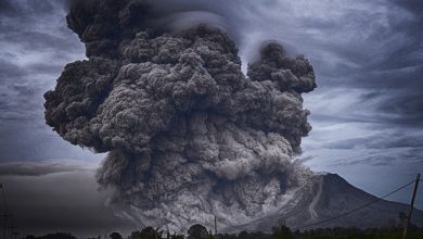 Ilustrasi Gunung krakatau meletus 3 kilometer. Sumber foto: iStock.com