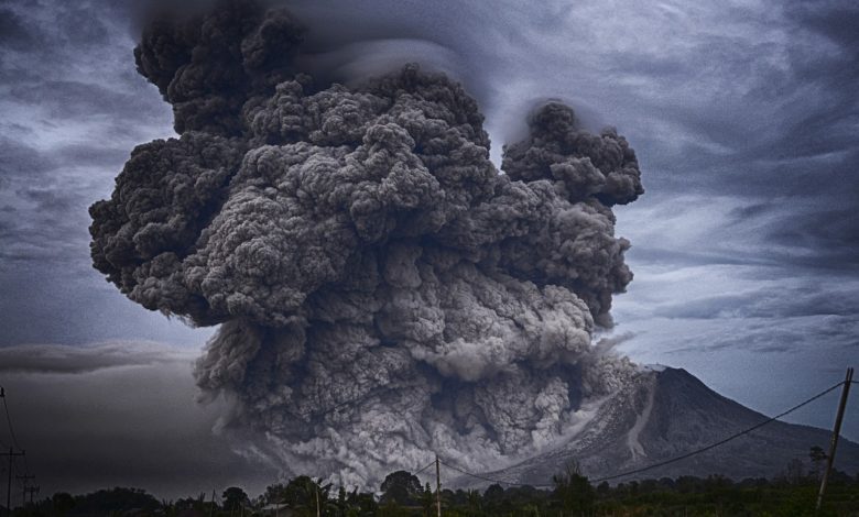 Ilustrasi Gunung krakatau meletus 3 kilometer. Sumber foto: iStock.com