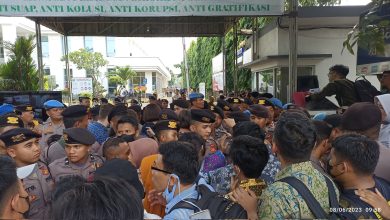 Massa Pendukung Haris-Fatia Berdesakan di Depan PN Jaktim