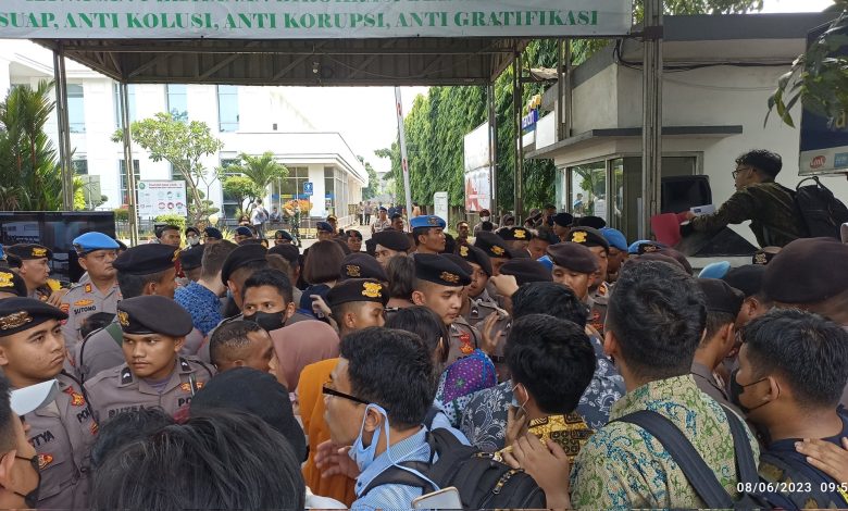 Massa Pendukung Haris-Fatia Berdesakan di Depan PN Jaktim