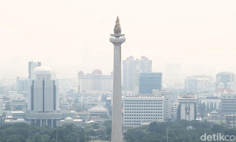 Potret Monas dengan kualitas udara jakarta yang buruk. Sumber foto: Pemkot DKI Jakarta