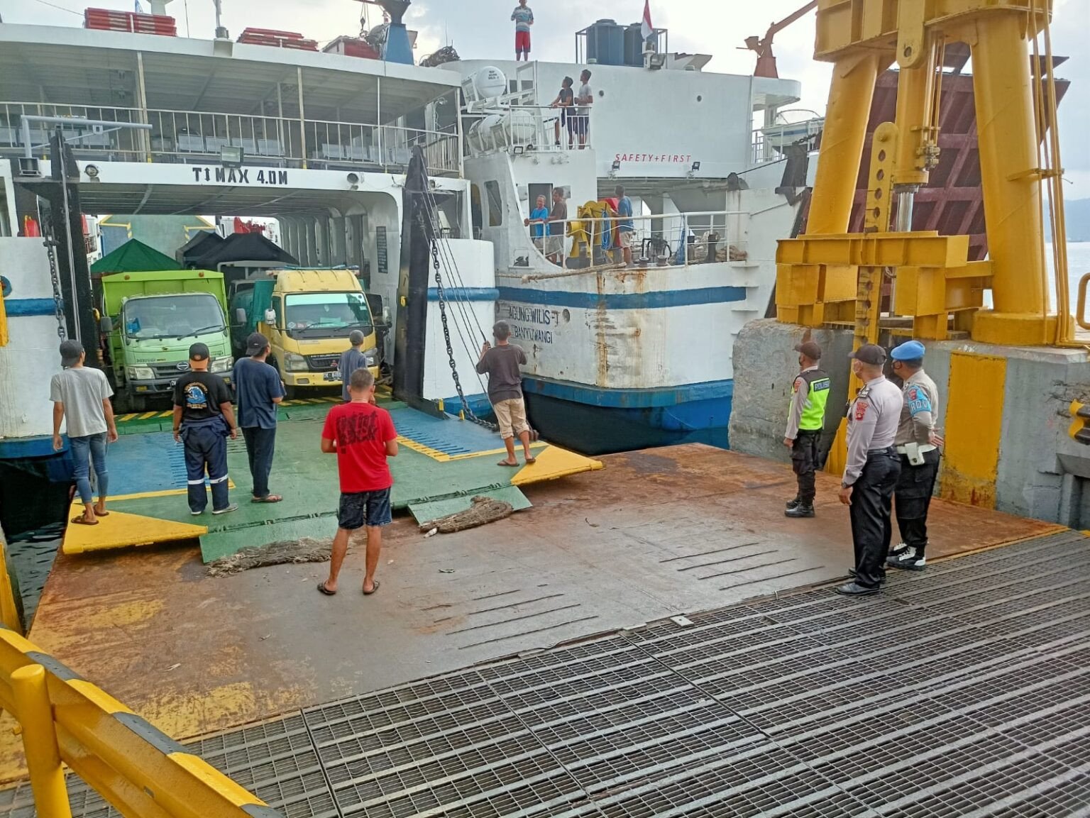 Proses bongkar buat kendaraan di KMP Tiga Anugrah di Pelabuhan Gilimanuk. Sumber foto: Dok. Humas Polres Jembrana