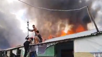 Tangkapan Layar Puluhan rumah di kompleks belakang Pasar Youtefa Abepura, Kota Jayapura, Papua, ludes terbakar. Sumber foto: Istimewa