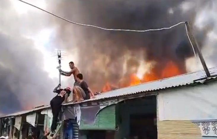 Tangkapan Layar Puluhan rumah di kompleks belakang Pasar Youtefa Abepura, Kota Jayapura, Papua, ludes terbakar. Sumber foto: Istimewa