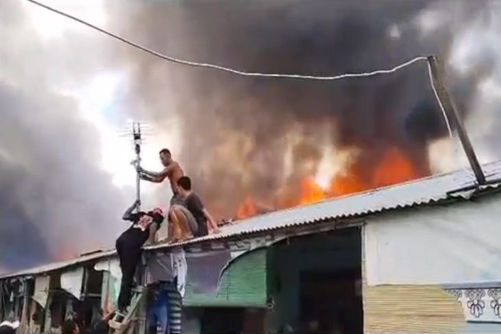 Tangkapan Layar Puluhan rumah di kompleks belakang Pasar Youtefa Abepura, Kota Jayapura, Papua, ludes terbakar. Sumber foto: Istimewa