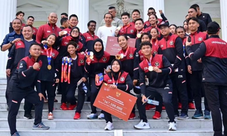 Jokowi Serahkan Bonus SEA Games, Imbau untuk Investasi Jangka Panjang