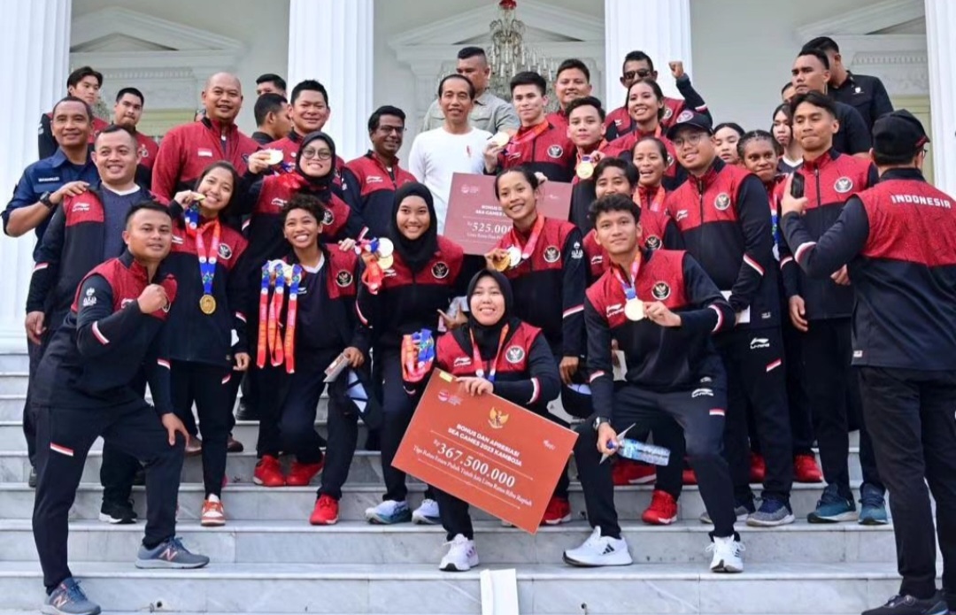 Jokowi Serahkan Bonus SEA Games, Imbau untuk Investasi Jangka Panjang