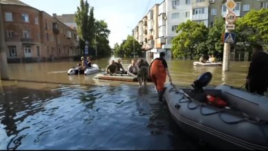 Tim penyelamat saat melakukan pencarian korban banjir. Sumber Foto: Twitter @frontlinekit