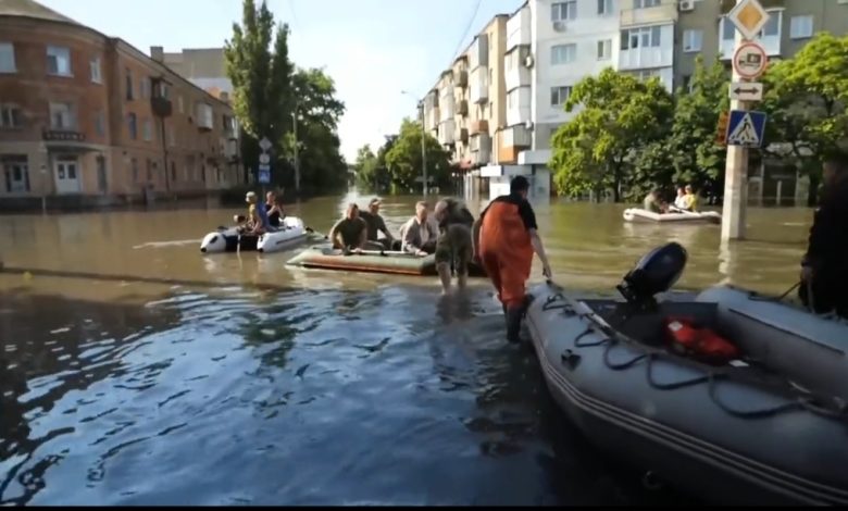 Tim penyelamat saat melakukan pencarian korban banjir. Sumber Foto: Twitter @frontlinekit