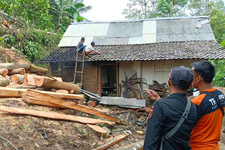 Kondisi rumah terdampak longsor. Sumber foto: Dok. Pribadi