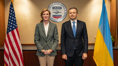 Samantha Power (Kepala bantuan AS) dan Sergi Marchenko (Menteri Keuangan Ukraina). Sumber Foto: Twitter @PowerUSAID