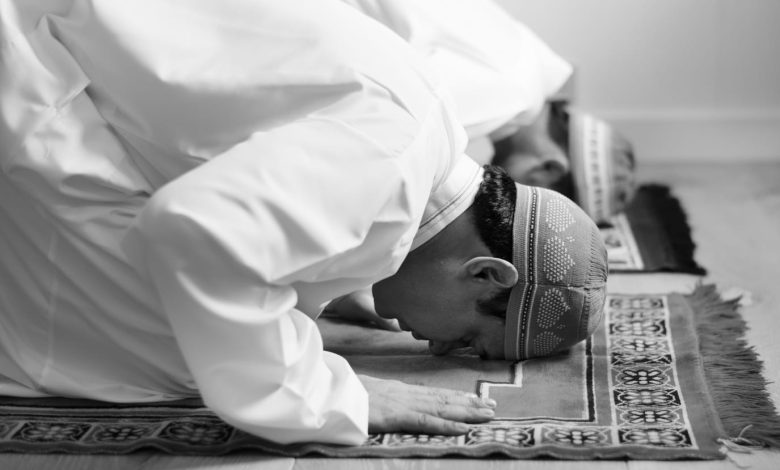 Ilustrasi Sujud Sahwi. Sumber Foto: Freepik.com