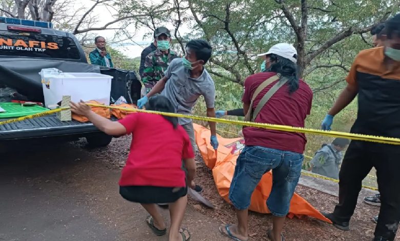 proses evakuasi korban pembunuhan di situbondo. Sumber foto: Dok Polres Situbondo